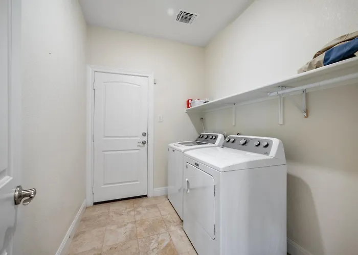 Modern Getaway With Private Hot Tub Holiday home Round Rock
